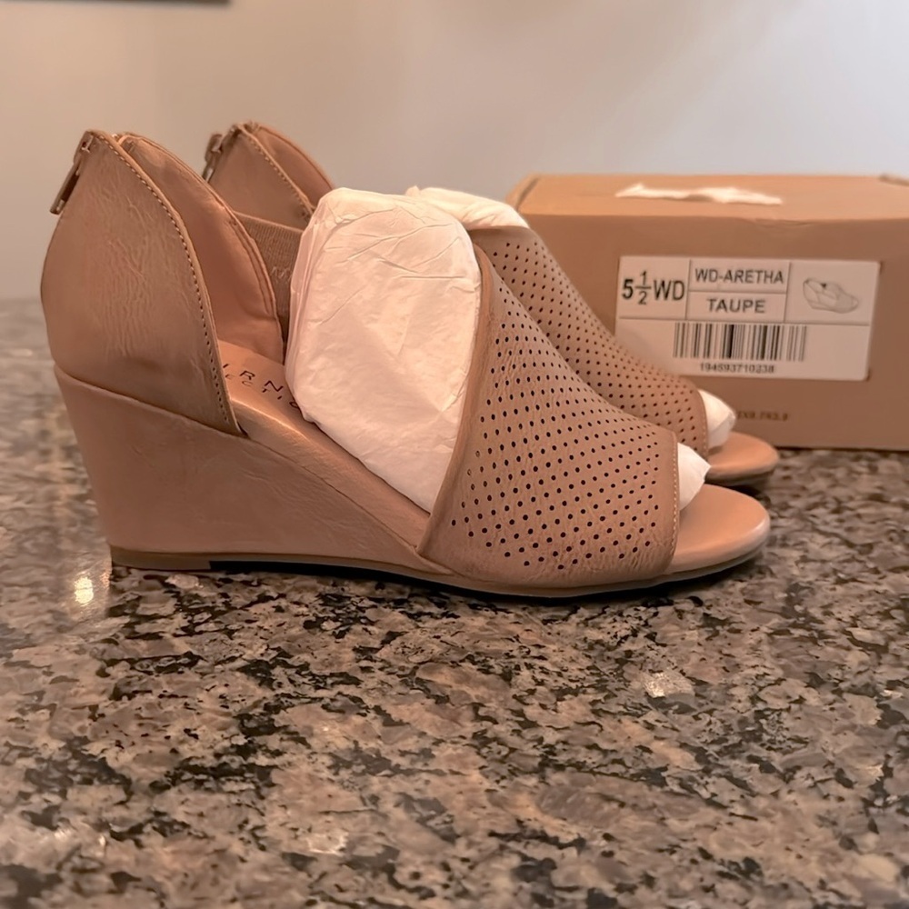 Journee Collection Aretha Taupe peep toe wedge NIB 5.5 - Picture 1 of 9